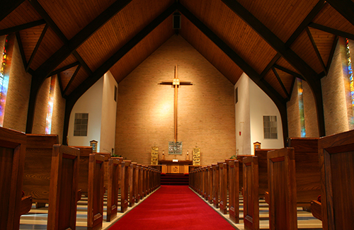 Church_EmptyPewsPulpit_Cross_2917011
